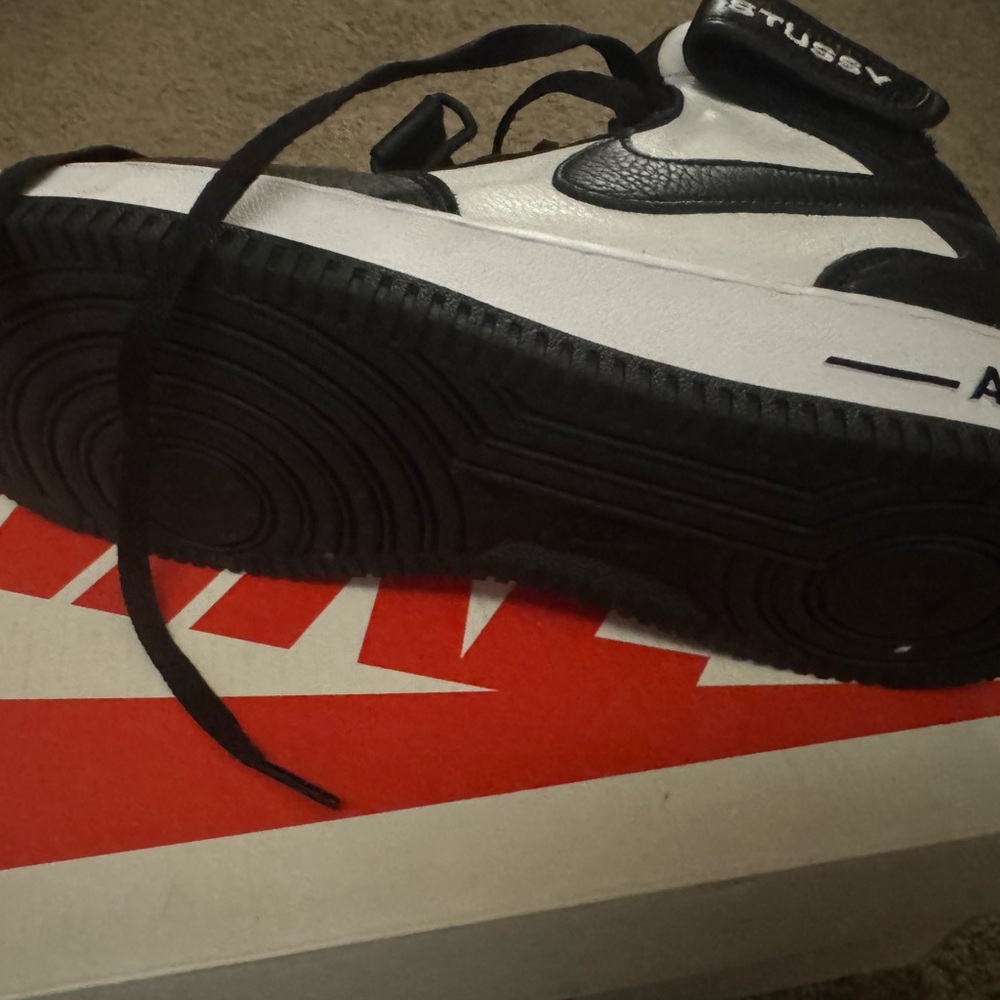 Nike Black and White Sneakers - Picture 3 of 5